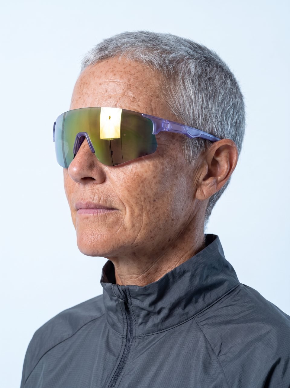 Traileuse aux cheveux argentés portant Shield 01 en Ultraviolet avec un verre Fern